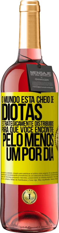 29,95 € Envio grátis | Vinho rosé Edição ROSÉ O mundo está cheio de idiotas estrategicamente distribuídos para que você encontre pelo menos um por dia Etiqueta Amarela. Etiqueta personalizável Vinho jovem Colheita 2024 Tempranillo