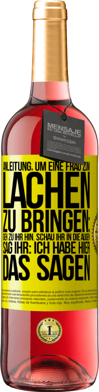 Kostenloser Versand | Roséwein ROSÉ Ausgabe Anleitung, um eine Frau zum Lachen zu bringen: Geh zu ihr hin. Schau ihr in die Augen. Sag ihr: Ich habe hier das Sagen Gelbes Etikett. Anpassbares Etikett Junger Wein Ernte 2023 Tempranillo