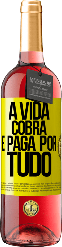 Envio grátis | Vinho rosé Edição ROSÉ A vida cobra e paga por tudo Etiqueta Amarela. Etiqueta personalizável Vinho jovem Colheita 2023 Tempranillo