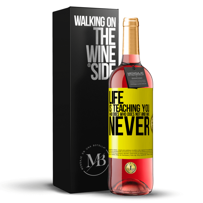 29,95 € Бесплатная доставка | Розовое вино Издание ROSÉ Жизнь учит вас, кто знает, кто нет, а кто никогда Желтая этикетка. Настраиваемая этикетка Молодое вино Урожай 2025 Tempranillo