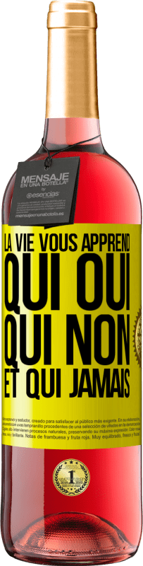 Envoi gratuit | Vin rosé Édition ROSÉ La vie vous apprend qui oui, qui non et qui jamais Étiquette Jaune. Étiquette personnalisable Vin jeune Récolte 2023 Tempranillo