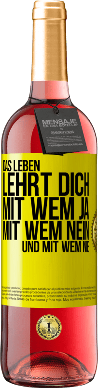 Kostenloser Versand | Roséwein ROSÉ Ausgabe Das Leben lehrt dich, mit wem ja, mit wem nein, und mit wem nie Gelbes Etikett. Anpassbares Etikett Junger Wein Ernte 2023 Tempranillo