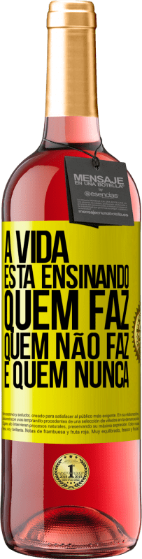 29,95 € | Vinho rosé Edição ROSÉ A vida está ensinando quem faz, quem não faz e quem nunca Etiqueta Amarela. Etiqueta personalizável Vinho jovem Colheita 2024 Tempranillo