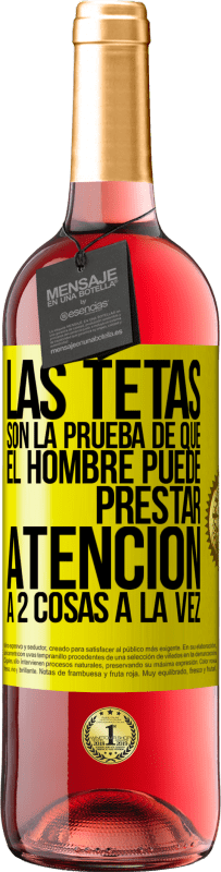 Envío gratis | Vino Rosado Edición ROSÉ Las tetas son la prueba de que el hombre puede prestar atención a 2 cosas a la vez Etiqueta Amarilla. Etiqueta personalizable Vino joven Cosecha 2023 Tempranillo