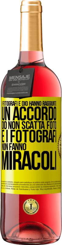 Spedizione Gratuita | Vino rosato Edizione ROSÉ I fotografi e Dio hanno raggiunto un accordo. Dio non scatta foto e i fotografi non fanno miracoli Etichetta Gialla. Etichetta personalizzabile Vino giovane Raccogliere 2023 Tempranillo