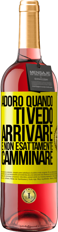 Spedizione Gratuita | Vino rosato Edizione ROSÉ Adoro quando ti vedo arrivare e non esattamente camminare Etichetta Gialla. Etichetta personalizzabile Vino giovane Raccogliere 2023 Tempranillo