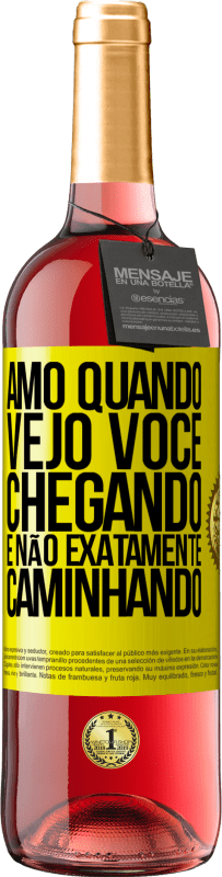 29,95 € Envio grátis | Vinho rosé Edição ROSÉ Amo quando vejo você chegando e não exatamente caminhando Etiqueta Amarela. Etiqueta personalizável Vinho jovem Colheita 2023 Tempranillo