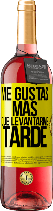 29,95 € Envío gratis | Vino Rosado Edición ROSÉ Me gustas más que levantarme tarde Etiqueta Amarilla. Etiqueta personalizable Vino joven Cosecha 2025 Tempranillo