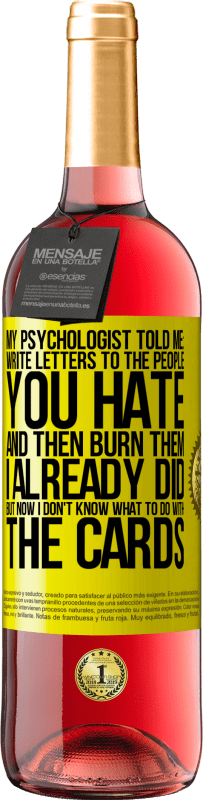 29,95 € 免费送货 | 桃红葡萄酒 ROSÉ版 我的心理学家告诉我：写信给你讨厌的人，然后焚毁他们。我已经做过，但是现在我不知道该如何处理卡片 黄色标签. 可自定义的标签 青年酒 收成 2025 Tempranillo