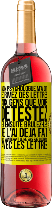 «Mon psychologue m'a dit: écrivez des lettres aux gens que vous détestez et ensuite brûlez-les. Je l'ai déjà fait, mais maintenan» Édition ROSÉ
