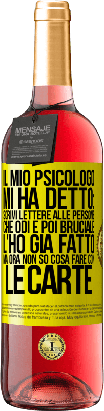 29,95 € Spedizione Gratuita | Vino rosato Edizione ROSÉ Il mio psicologo mi ha detto: scrivi lettere alle persone che odi e poi bruciale. L'ho già fatto, ma ora non so cosa fare Etichetta Gialla. Etichetta personalizzabile Vino giovane Raccogliere 2025 Tempranillo