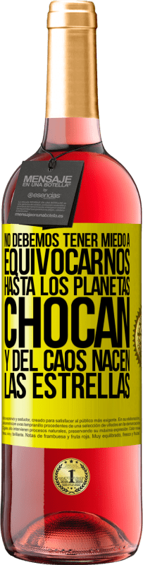 29,95 € Envío gratis | Vino Rosado Edición ROSÉ No debemos tener miedo a equivocarnos, hasta los planetas chocan y del caos nacen las estrellas Etiqueta Amarilla. Etiqueta personalizable Vino joven Cosecha 2025 Tempranillo