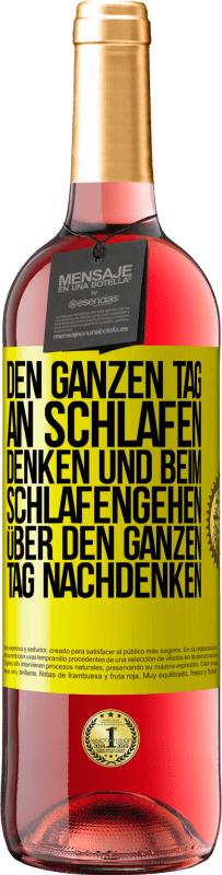 Kostenloser Versand | Roséwein ROSÉ Ausgabe Den ganzen Tag an schlafen denken und beim Schlafengehen über den ganzen Tag nachdenken Gelbes Etikett. Anpassbares Etikett Junger Wein Ernte 2023 Tempranillo