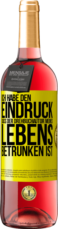 Kostenloser Versand | Roséwein ROSÉ Ausgabe Ich habe den Eindruck, dass der Drehbuchautor meines Lebens betrunken ist Gelbes Etikett. Anpassbares Etikett Junger Wein Ernte 2023 Tempranillo