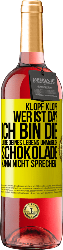 Kostenloser Versand | Roséwein ROSÉ Ausgabe Klopf klopf. Wer ist da? Ich bin die Liebe deines Lebens. Unmöglich, Schokolade kann nicht sprechen Gelbes Etikett. Anpassbares Etikett Junger Wein Ernte 2023 Tempranillo