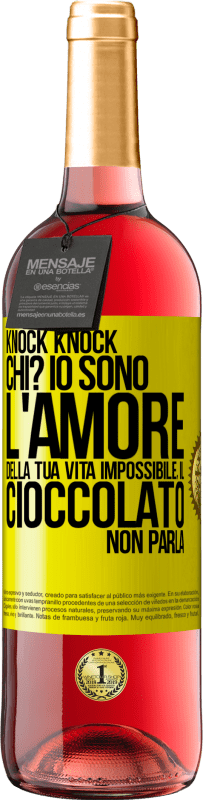 Spedizione Gratuita | Vino rosato Edizione ROSÉ Knock Knock. Chi? Io sono l'amore della tua vita Impossibile, il cioccolato non parla Etichetta Gialla. Etichetta personalizzabile Vino giovane Raccogliere 2023 Tempranillo