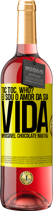 Envio grátis | Vinho rosé Edição ROSÉ TOC Toc. Who? Eu sou o amor da sua vida. Impossível chocolate não fala Etiqueta Amarela. Etiqueta personalizável Vinho jovem Colheita 2023 Tempranillo