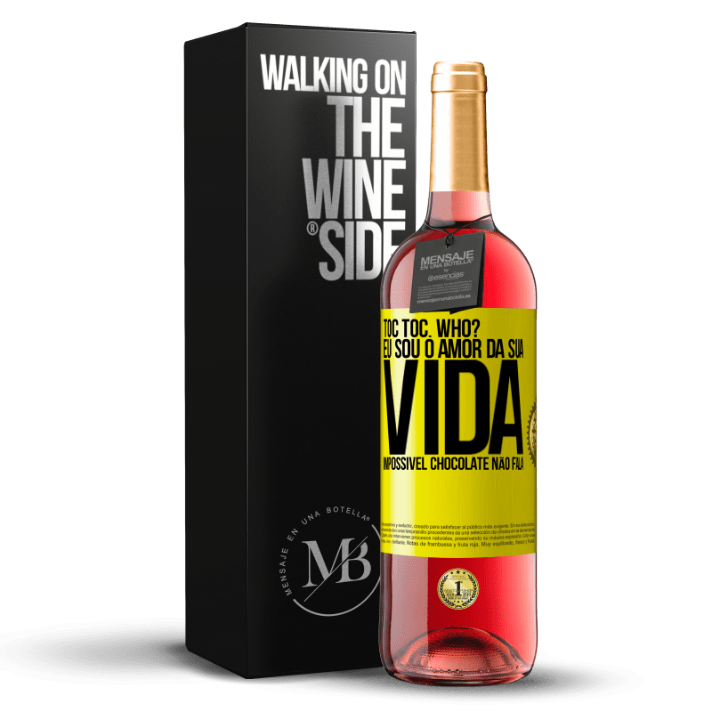 29,95 € Envio grátis | Vinho rosé Edição ROSÉ TOC Toc. Who? Eu sou o amor da sua vida. Impossível chocolate não fala Etiqueta Amarela. Etiqueta personalizável Vinho jovem Colheita 2023 Tempranillo