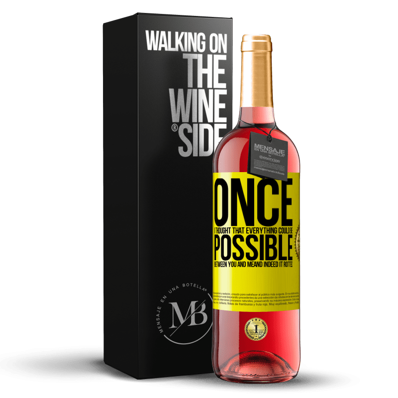 29,95 € Бесплатная доставка | Розовое вино Издание ROSÉ Однажды я подумал, что между мной и тобой может быть все. И действительно он сгнил Желтая этикетка. Настраиваемая этикетка Молодое вино Урожай 2025 Tempranillo