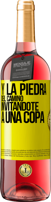 Envío gratis | Vino Rosado Edición ROSÉ Y la piedra del camino invitándote a una copa Etiqueta Amarilla. Etiqueta personalizable Vino joven Cosecha 2023 Tempranillo