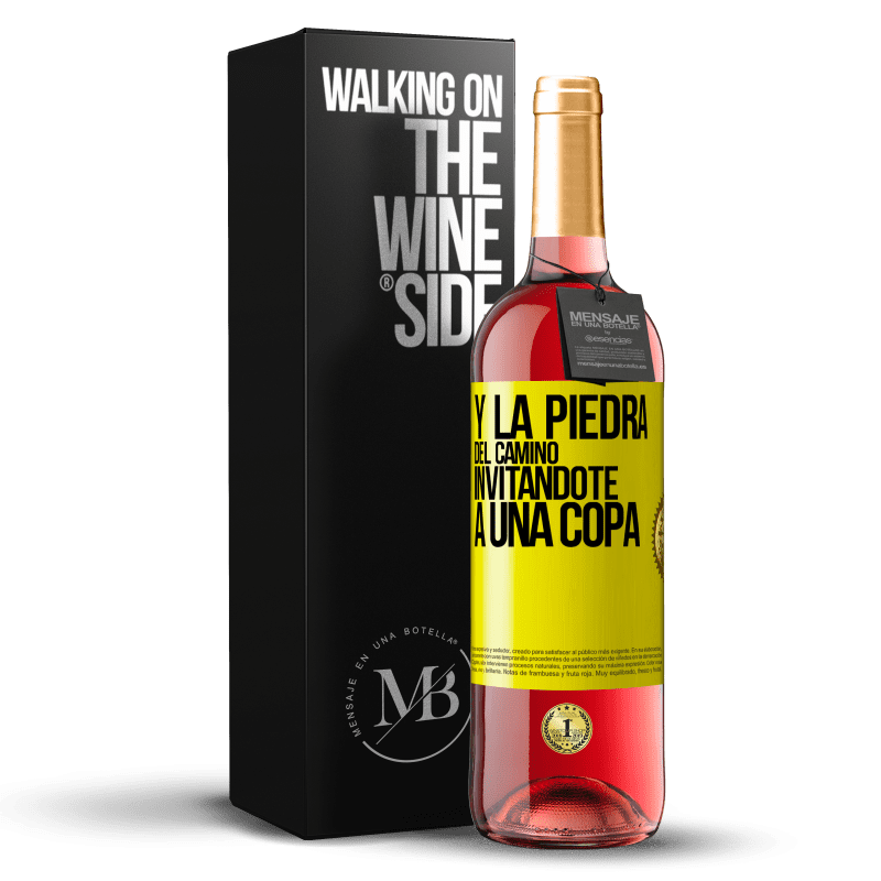 29,95 € Envío gratis | Vino Rosado Edición ROSÉ Y la piedra del camino invitándote a una copa Etiqueta Amarilla. Etiqueta personalizable Vino joven Cosecha 2023 Tempranillo