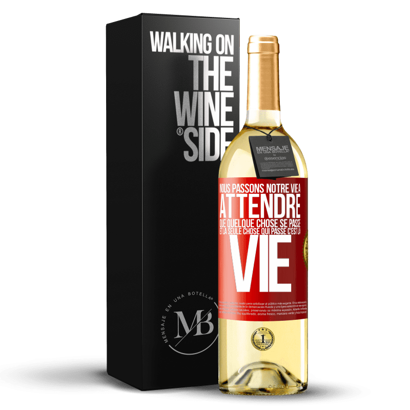 29,95 € Envoi gratuit | Vin blanc Édition WHITE Nous passons notre vie à attendre que quelque chose se passe et la seule chose qui passe c'est la vie Étiquette Rouge. Étiquette personnalisable Vin jeune Récolte 2025 Verdejo