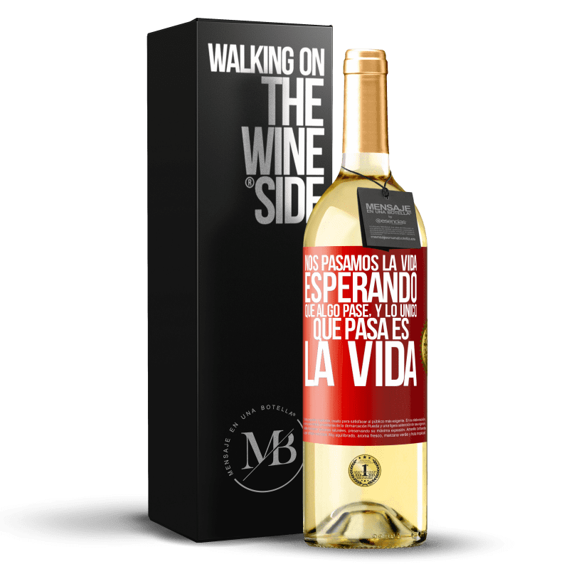 29,95 € Envío gratis | Vino Blanco Edición WHITE Nos pasamos la vida esperando que algo pase, y lo único que pasa es la vida Etiqueta Roja. Etiqueta personalizable Vino joven Cosecha 2024 Verdejo