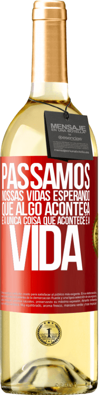 29,95 € | Vinho branco Edição WHITE Passamos nossas vidas esperando que algo aconteça, e a única coisa que acontece é a vida Etiqueta Vermelha. Etiqueta personalizável Vinho jovem Colheita 2024 Verdejo