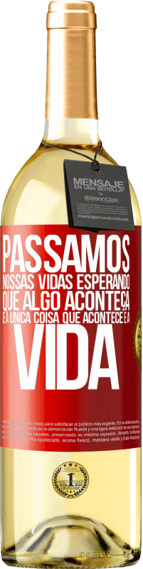29,95 € Envio grátis | Vinho branco Edição WHITE Passamos nossas vidas esperando que algo aconteça, e a única coisa que acontece é a vida Etiqueta Vermelha. Etiqueta personalizável Vinho jovem Colheita 2025 Verdejo