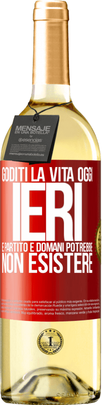 29,95 € Spedizione Gratuita | Vino bianco Edizione WHITE Goditi la vita oggi ieri è partito e domani potrebbe non esistere Etichetta Rossa. Etichetta personalizzabile Vino giovane Raccogliere 2025 Verdejo
