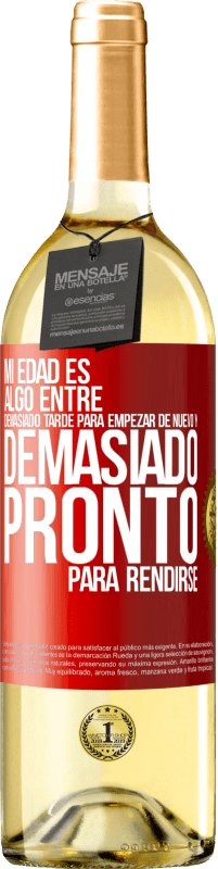 29,95 € | Vino Blanco Edición WHITE Mi edad es algo entre… Demasiado tarde para empezar de nuevo y… demasiado pronto para rendirse Etiqueta Roja. Etiqueta personalizable Vino joven Cosecha 2024 Verdejo