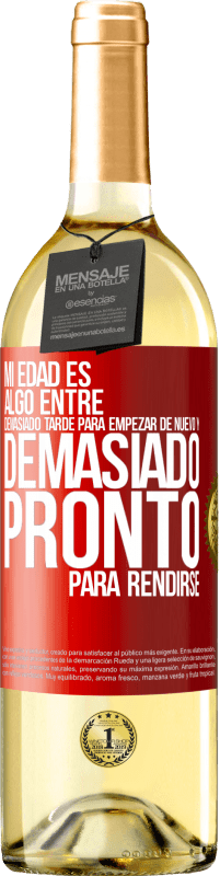 29,95 € | Vino Blanco Edición WHITE Mi edad es algo entre… Demasiado tarde para empezar de nuevo y… demasiado pronto para rendirse Etiqueta Roja. Etiqueta personalizable Vino joven Cosecha 2025 Verdejo