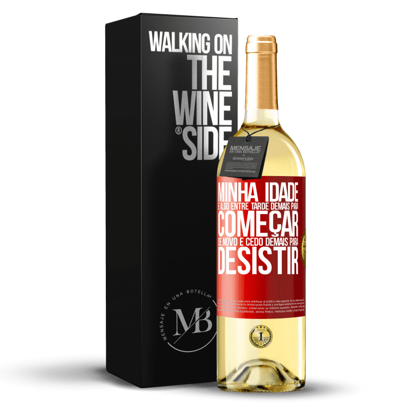 29,95 € Envio grátis | Vinho branco Edição WHITE Minha idade é algo entre ... Tarde demais para começar de novo e ... cedo demais para desistir Etiqueta Vermelha. Etiqueta personalizável Vinho jovem Colheita 2024 Verdejo