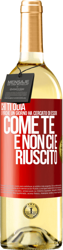 29,95 € Spedizione Gratuita | Vino bianco Edizione WHITE Chi ti odia è perché un giorno ha cercato di essere come te e non ci è riuscito Etichetta Rossa. Etichetta personalizzabile Vino giovane Raccogliere 2024 Verdejo