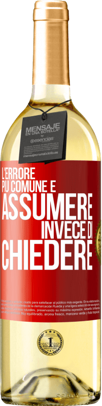 29,95 € Spedizione Gratuita | Vino bianco Edizione WHITE L'errore più comune è assumere invece di chiedere Etichetta Rossa. Etichetta personalizzabile Vino giovane Raccogliere 2025 Verdejo