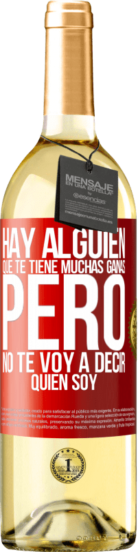 29,95 € Envío gratis | Vino Blanco Edición WHITE Hay alguien que te tiene muchas ganas, pero no te voy a decir quien soy Etiqueta Roja. Etiqueta personalizable Vino joven Cosecha 2024 Verdejo