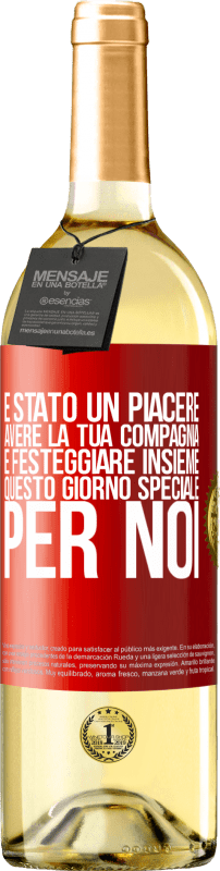 29,95 € Spedizione Gratuita | Vino bianco Edizione WHITE È stato un piacere avere la tua compagnia e festeggiare insieme questo giorno speciale per noi Etichetta Rossa. Etichetta personalizzabile Vino giovane Raccogliere 2023 Verdejo