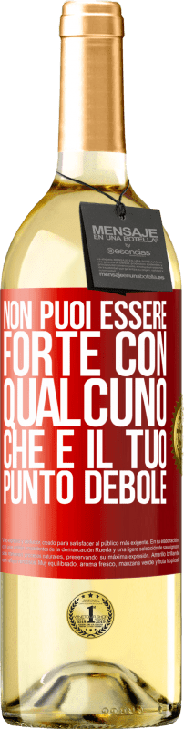 29,95 € Spedizione Gratuita | Vino bianco Edizione WHITE Non puoi essere forte con qualcuno che è il tuo punto debole Etichetta Rossa. Etichetta personalizzabile Vino giovane Raccogliere 2024 Verdejo