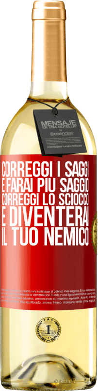 29,95 € | Vino bianco Edizione WHITE Correggi i saggi e farai più saggio, correggi lo sciocco e diventerai il tuo nemico Etichetta Rossa. Etichetta personalizzabile Vino giovane Raccogliere 2024 Verdejo