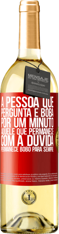 29,95 € | Vinho branco Edição WHITE A pessoa que pergunta é boba por um minuto. Aquele que permanece com a dúvida, permanece bobo para sempre Etiqueta Vermelha. Etiqueta personalizável Vinho jovem Colheita 2024 Verdejo