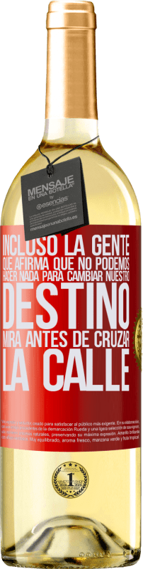 29,95 € | Vino Blanco Edición WHITE Incluso la gente que afirma que no podemos hacer nada para cambiar nuestro destino, mira antes de cruzar la calle Etiqueta Roja. Etiqueta personalizable Vino joven Cosecha 2024 Verdejo