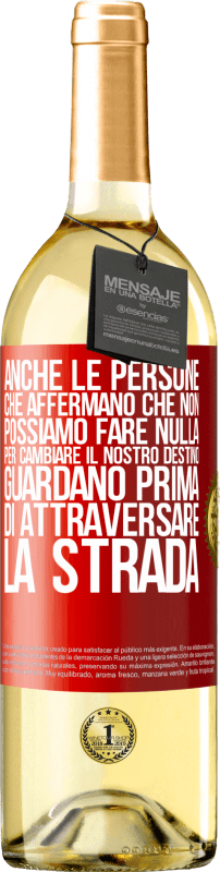29,95 € Spedizione Gratuita | Vino bianco Edizione WHITE Anche le persone che affermano che non possiamo fare nulla per cambiare il nostro destino, guardano prima di attraversare la Etichetta Rossa. Etichetta personalizzabile Vino giovane Raccogliere 2025 Verdejo