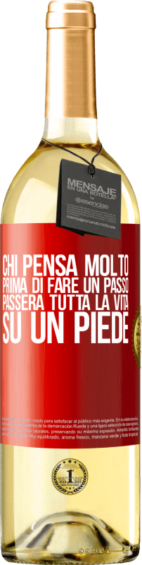 29,95 € Spedizione Gratuita | Vino bianco Edizione WHITE Chi pensa molto prima di fare un passo, passerà tutta la vita su un piede Etichetta Rossa. Etichetta personalizzabile Vino giovane Raccogliere 2024 Verdejo