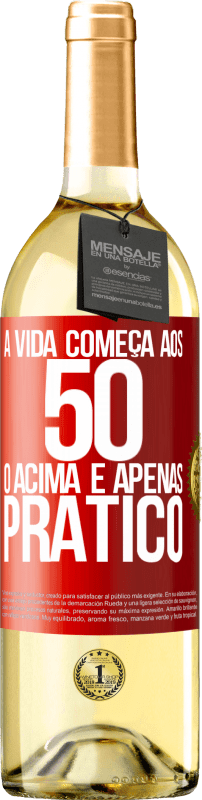 29,95 € Envio grátis | Vinho branco Edição WHITE A vida começa aos 50 anos, o acima é apenas prático Etiqueta Vermelha. Etiqueta personalizável Vinho jovem Colheita 2024 Verdejo