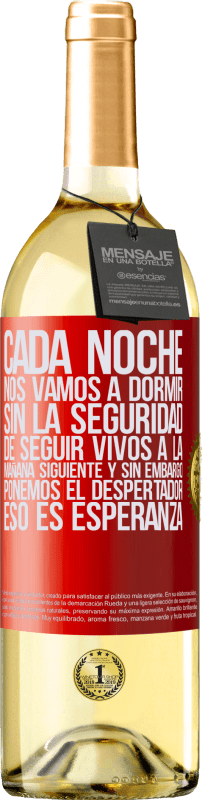 29,95 € | Vino Blanco Edición WHITE Cada noche nos vamos a dormir sin la seguridad de seguir vivos a la mañana siguiente y, sin embargo, ponemos el despertador Etiqueta Roja. Etiqueta personalizable Vino joven Cosecha 2025 Verdejo