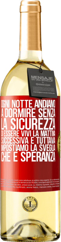 29,95 € | Vino bianco Edizione WHITE Ogni notte andiamo a dormire senza la sicurezza di essere vivi la mattina successiva e tuttavia impostiamo la sveglia. CHE È Etichetta Rossa. Etichetta personalizzabile Vino giovane Raccogliere 2024 Verdejo