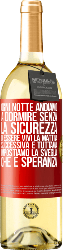 29,95 € | Vino bianco Edizione WHITE Ogni notte andiamo a dormire senza la sicurezza di essere vivi la mattina successiva e tuttavia impostiamo la sveglia. CHE È Etichetta Rossa. Etichetta personalizzabile Vino giovane Raccogliere 2025 Verdejo