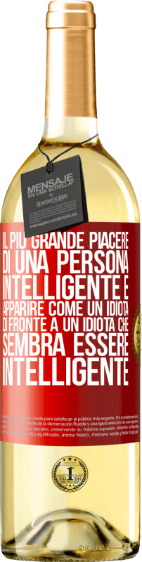 29,95 € | Vino bianco Edizione WHITE Il più grande piacere di una persona intelligente è apparire come un idiota di fronte a un idiota che sembra essere Etichetta Rossa. Etichetta personalizzabile Vino giovane Raccogliere 2024 Verdejo