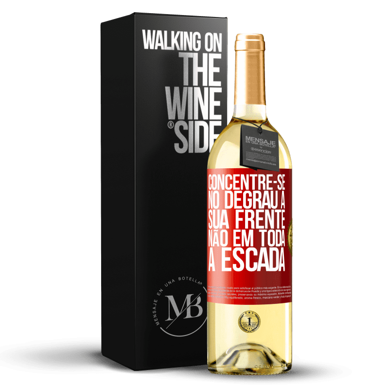 29,95 € Envio grátis | Vinho branco Edição WHITE Concentre-se no degrau à sua frente, não em toda a escada Etiqueta Vermelha. Etiqueta personalizável Vinho jovem Colheita 2024 Verdejo