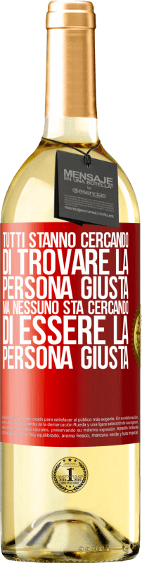 29,95 € | Vino bianco Edizione WHITE Tutti stanno cercando di trovare la persona giusta. Ma nessuno sta cercando di essere la persona giusta Etichetta Rossa. Etichetta personalizzabile Vino giovane Raccogliere 2024 Verdejo